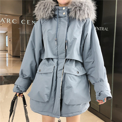 Hosszú téli kabát zsebekkel és kapucnival pehelyes