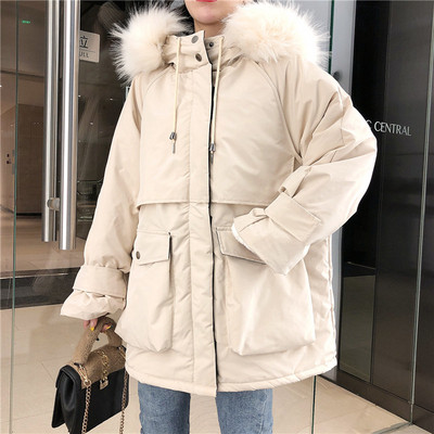 Hosszú téli kabát zsebekkel és kapucnival pehelyes