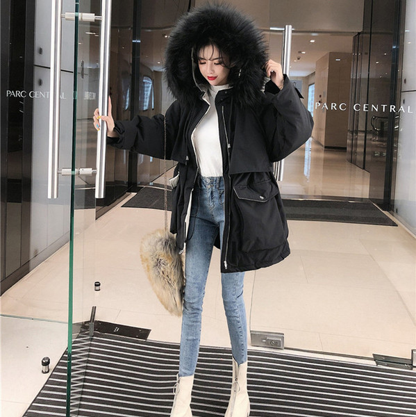 Hosszú téli kabát zsebekkel és kapucnival pehelyes