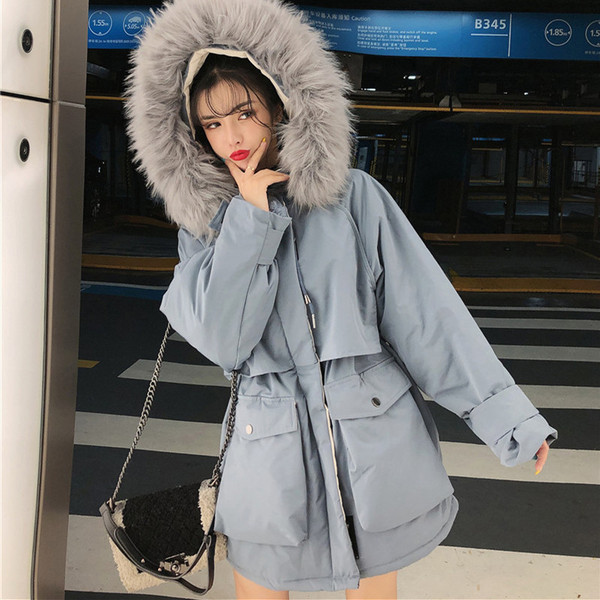 Hosszú téli kabát zsebekkel és kapucnival pehelyes