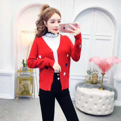 Rövid testhez kötött mellény piros-fehér színben, rátéttel