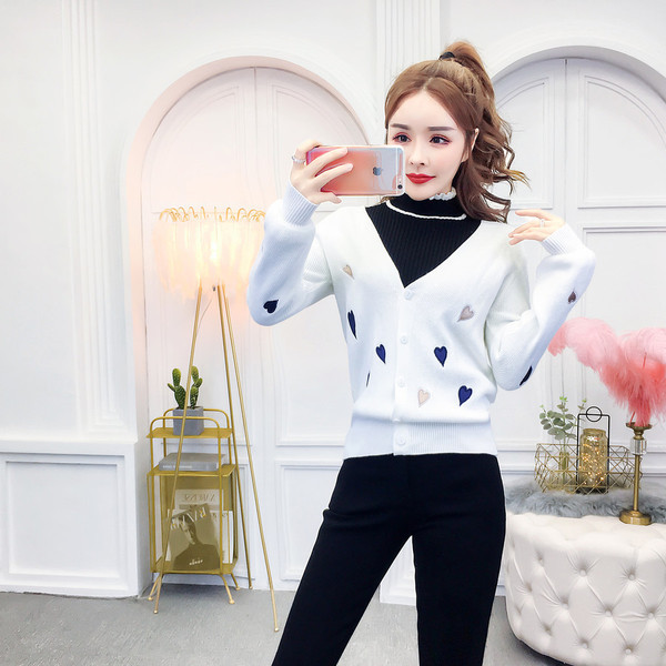 Rövid testhez kötött mellény piros-fehér színben, rátéttel