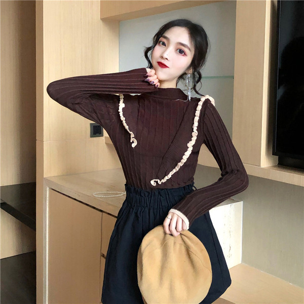 Μοντέρνο γυναικείο πουλόβερ με κολάρο - μαύρο, λευκό και καφέ χρώμα