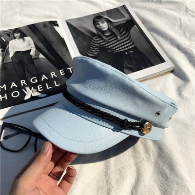 Stílusos női sapka eko bőrből fekete, kék és fehér napellenzővel