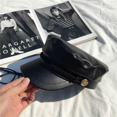 Stílusos női sapka eko bőrből fekete, kék és fehér napellenzővel