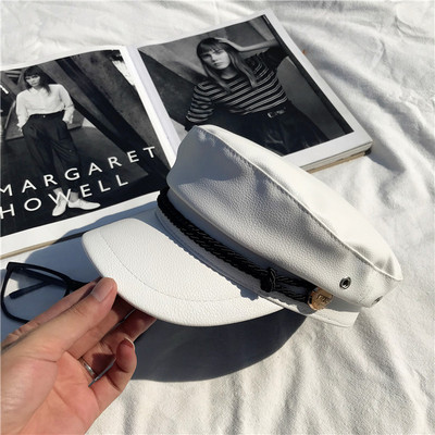 Stílusos női sapka eko bőrből fekete, kék és fehér napellenzővel