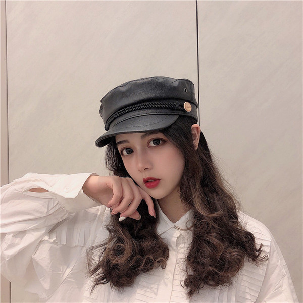 Stílusos női sapka eko bőrből fekete, kék és fehér napellenzővel