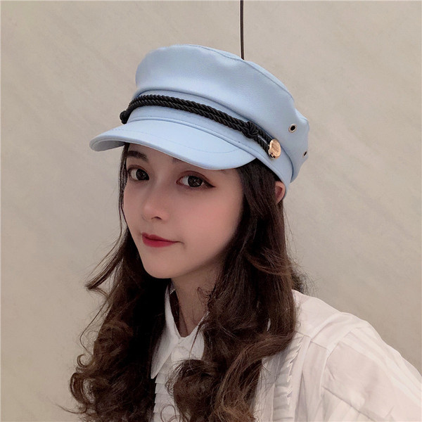 Stílusos női sapka eko bőrből fekete, kék és fehér napellenzővel