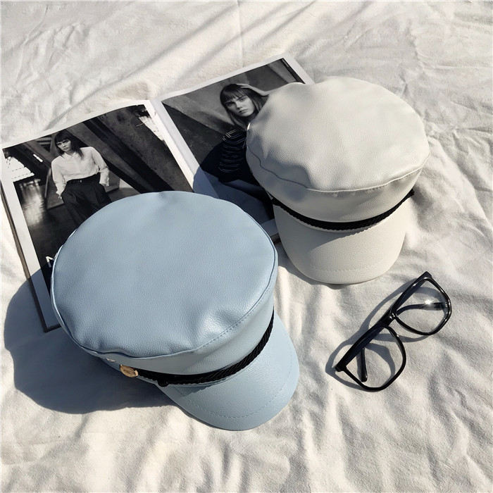 Stílusos női sapka eko bőrből fekete, kék és fehér napellenzővel