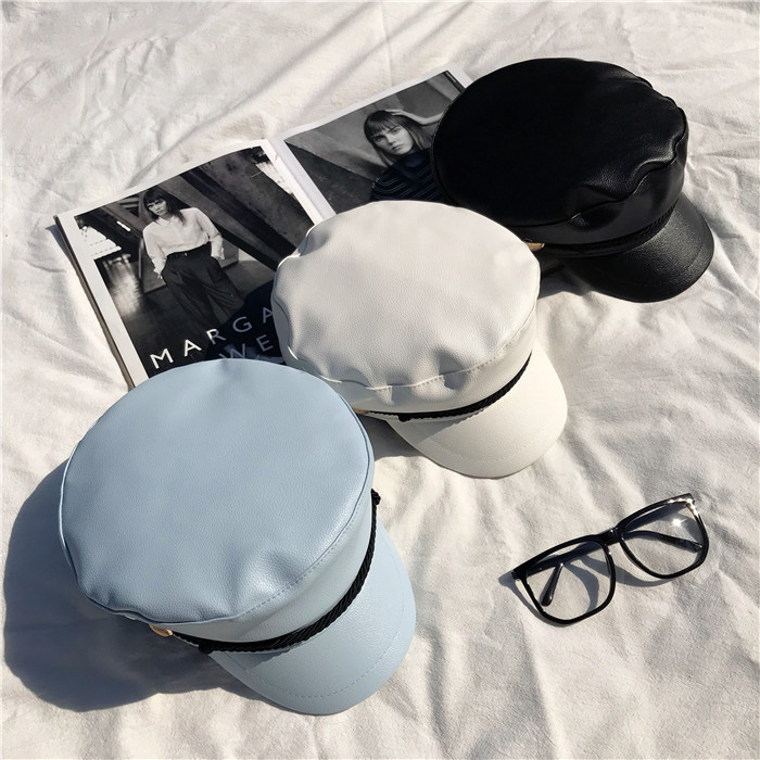 Stílusos női sapka eko bőrből fekete, kék és fehér napellenzővel