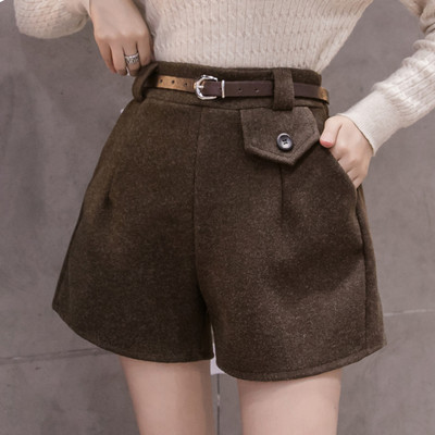 Modern női rövidnadrág övvel barna, fekete és bézs színben