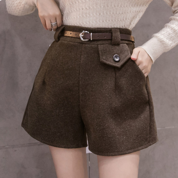 Modern női rövidnadrág övvel barna, fekete és bézs színben