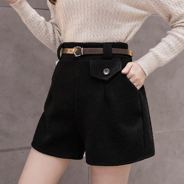 Modern női rövidnadrág övvel barna, fekete és bézs színben