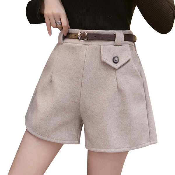 Modern női rövidnadrág övvel barna, fekete és bézs színben