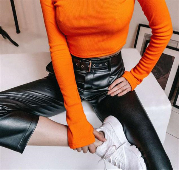 Modern női nadrág eko bőrből fekete övvel