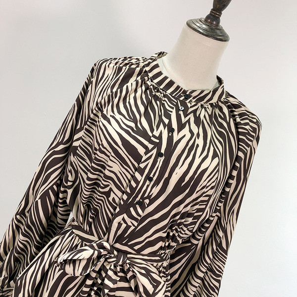 Hosszú, hétköznapi ruha derekán megkötős állatmintával