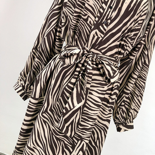 Hosszú, hétköznapi ruha derekán megkötős állatmintával