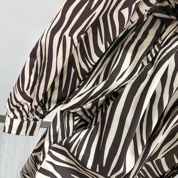 Hosszú, hétköznapi ruha derekán megkötős állatmintával