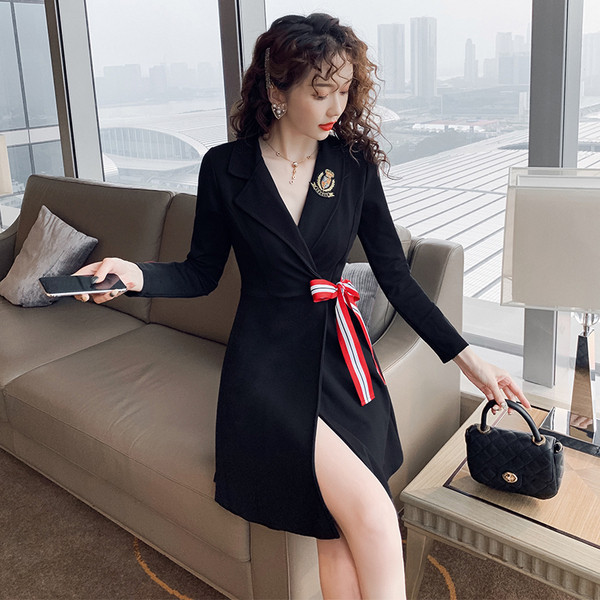 Κομψό γυναικείο κοντό φόρεμα με κορδέλα και μακρύ μανίκι σε μαύρο χρώμα