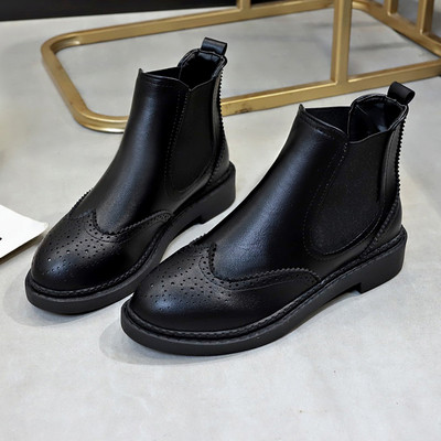 Lapos talpú női bőrcsizma hegyes modell fekete színben