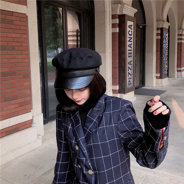 Modern női sapka napellenzővel, fekete színben