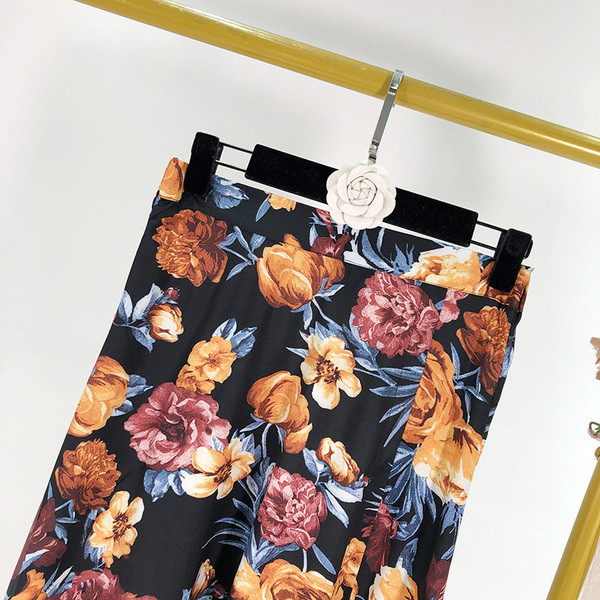 Hosszú női szabású szoknya virágmintával