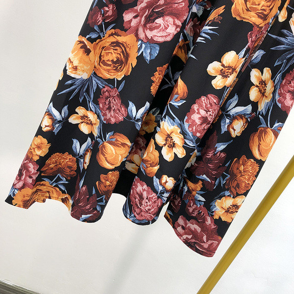 Hosszú női szabású szoknya virágmintával