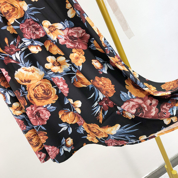 Hosszú női szabású szoknya virágmintával