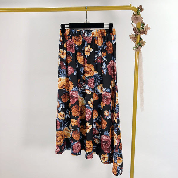 Hosszú női szabású szoknya virágmintával