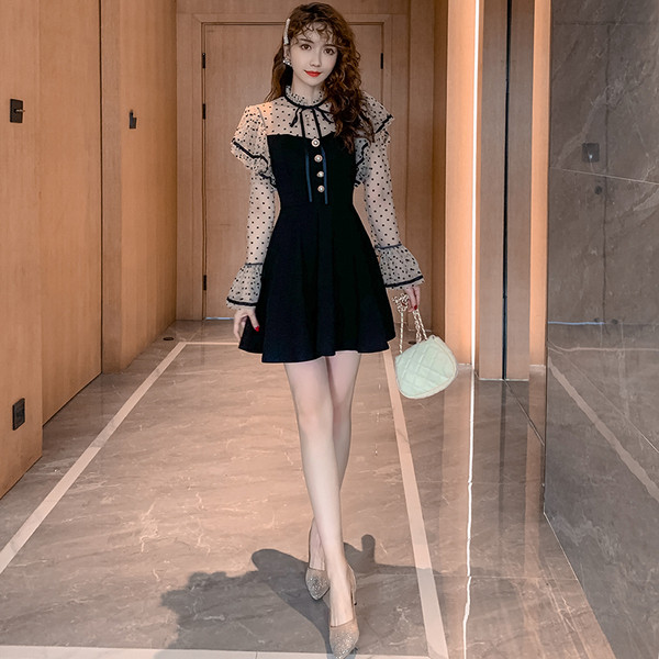 Modern női rövid ruha hosszú ujjal és gombokkal fekete színben