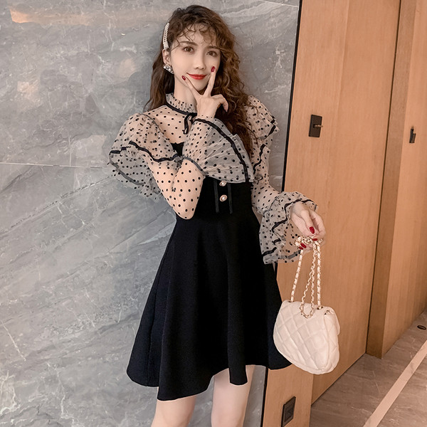 Modern női rövid ruha hosszú ujjal és gombokkal fekete színben