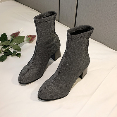 Γυναικείες μπότες με παχιά τακούνια και λαμπερό αποτέλεσμα σε μαύρο και γκρι χρώμα