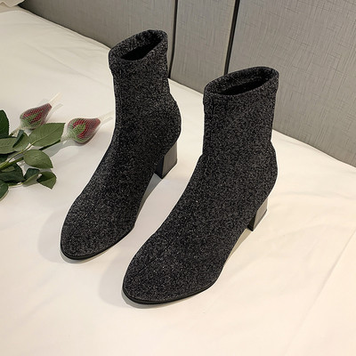 Γυναικείες μπότες με παχιά τακούνια και λαμπερό αποτέλεσμα σε μαύρο και γκρι χρώμα