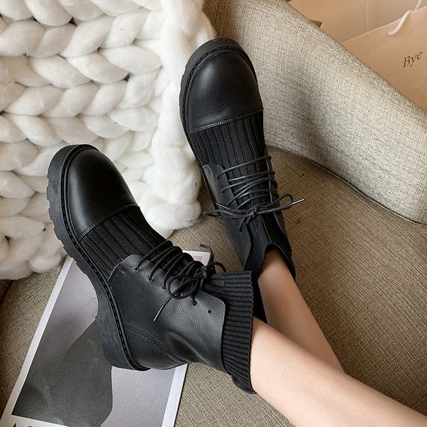 Lapos talpú női bőrcsizma fekete és bézs színben