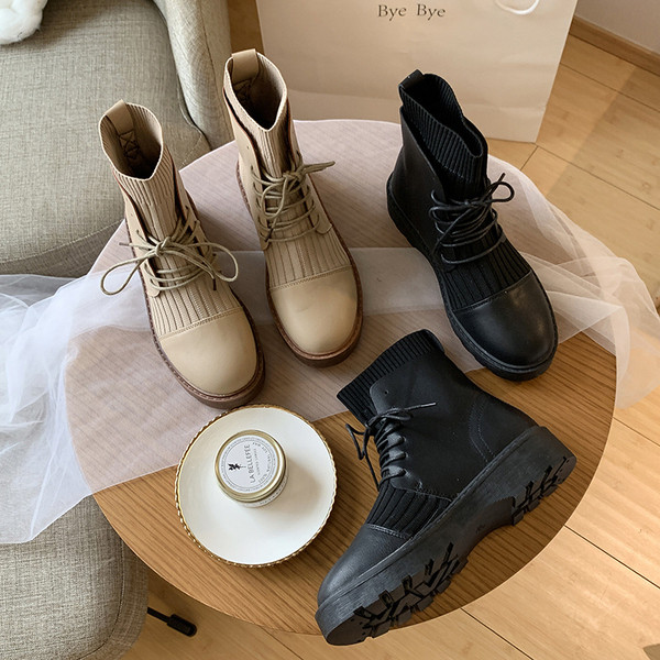 Lapos talpú női bőrcsizma fekete és bézs színben