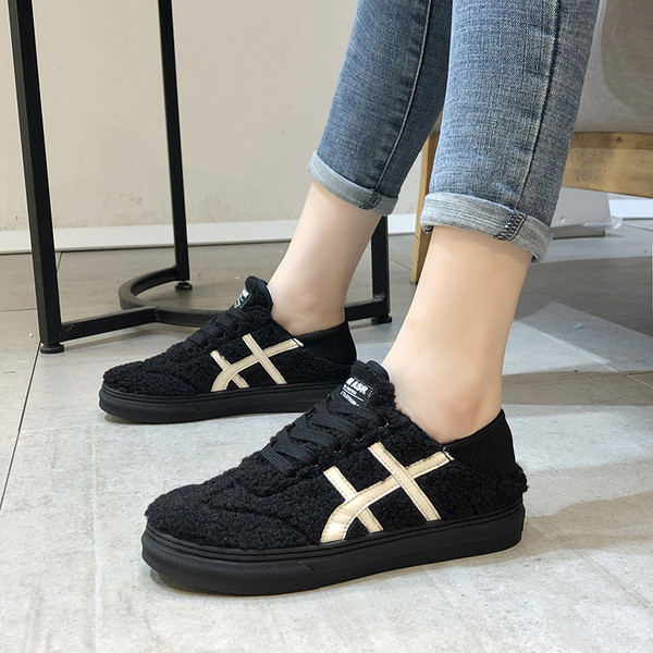 Χειμερινά γυναικεία αθλητικά παπούτσια σε μαύρο και μπεζ χρώμα