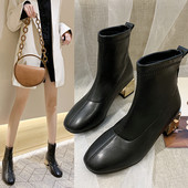 Γυναικείες έκο δερμάτινες μπότες με χοντρό χρυσό τακούνι  σε μαύρο χρώμα