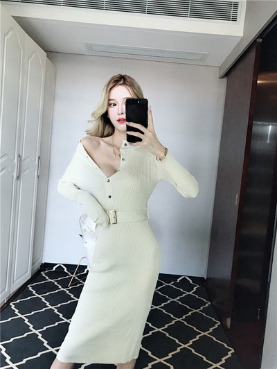 Női testhezálló ruha övvel és gombokkal, három színben