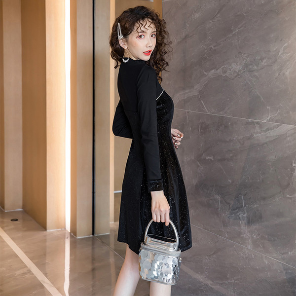 Modern női rövid ruha hosszú ujjal és magas gallérral fekete színben