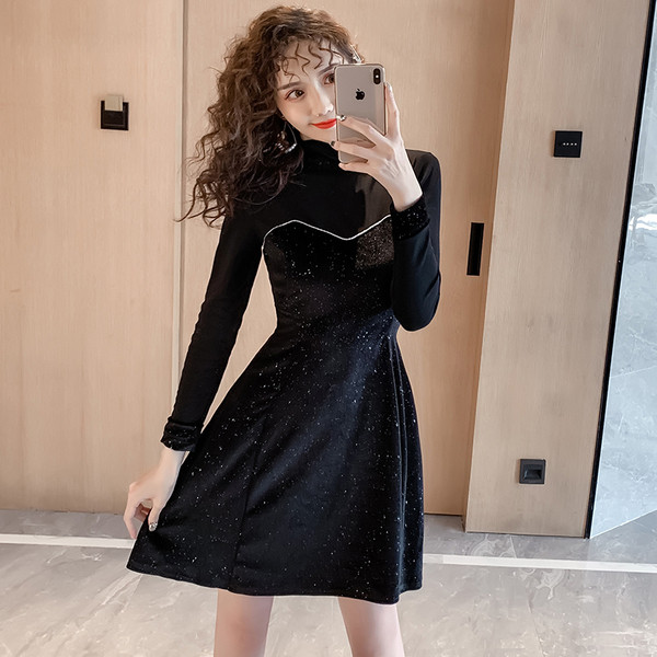 Modern női rövid ruha hosszú ujjal és magas gallérral fekete színben