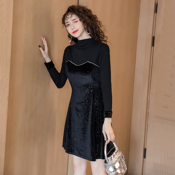 Modern női rövid ruha hosszú ujjal és magas gallérral fekete színben