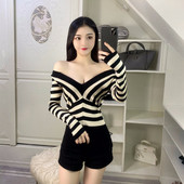 Γυναικείο ριγέ μπλουζάκι με λαιμόκοψη