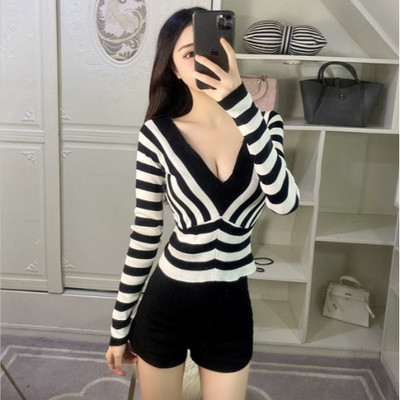 Γυναικείο ριγέ μπλουζάκι με λαιμόκοψη