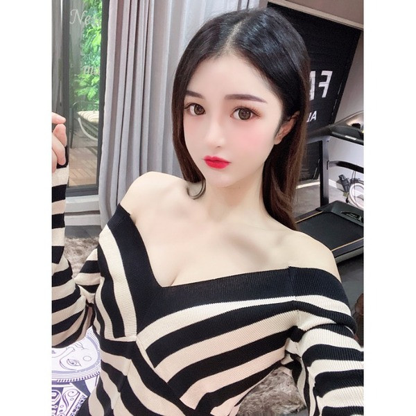 Γυναικείο ριγέ μπλουζάκι με λαιμόκοψη