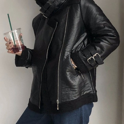 Modern női kabát eko bőrből, cipzárral és magas gallérral fekete színben