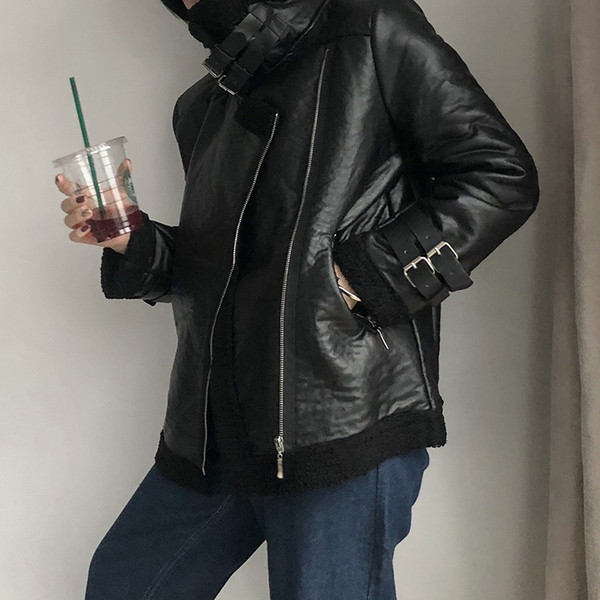 Modern női kabát eko bőrből, cipzárral és magas gallérral fekete színben