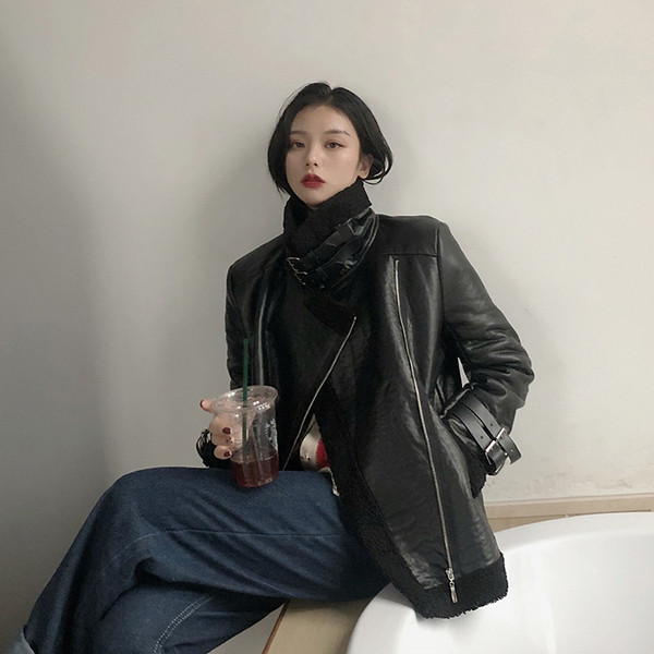 Modern női kabát eko bőrből, cipzárral és magas gallérral fekete színben