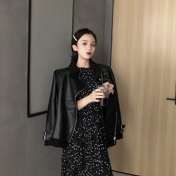 Modern női kabát eko bőrből, cipzárral és magas gallérral fekete színben