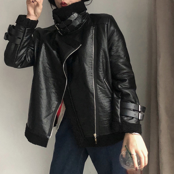 Modern női kabát eko bőrből, cipzárral és magas gallérral fekete színben