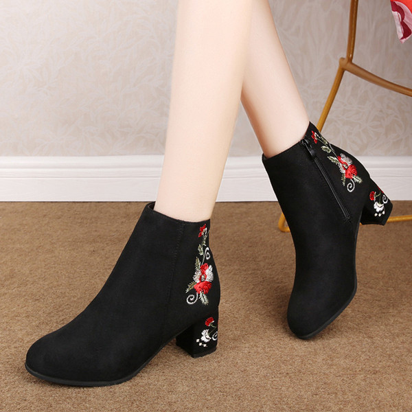Női csizma színes hímzéssel és vastag sarokkal fekete színben